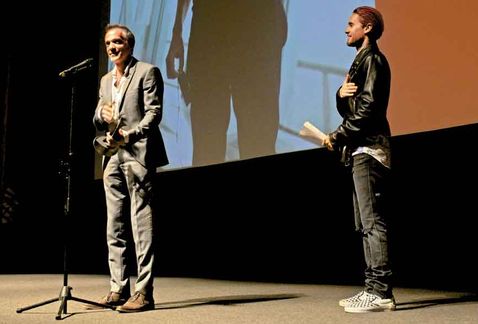 El director Jean Marc Vallée recibió de manos de su actor Jared Leto su galardón en Los Cabos.