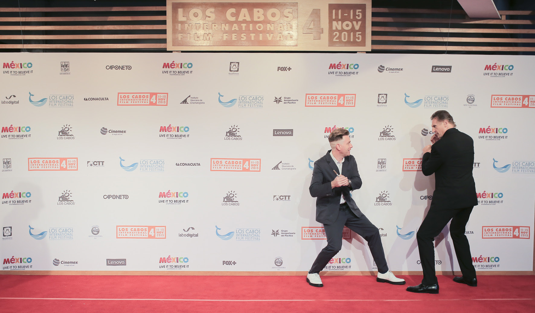 Ewan McGregor y Liam Neeson se encontraron en la alfombra roja de la Clausura de Cabos Film Fest