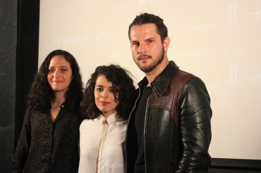 Camila Selser, Juan Pablo Campa y Pedro de Tavira, protagonizan un triangulo amoroso que gira en torno a el amor, la amistad, el deseo y la lealtad.