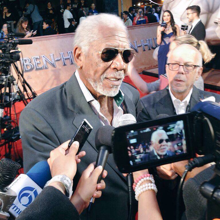 Morgan Freeman desfiló por la alfombra roja del Teatro Metropólitan.