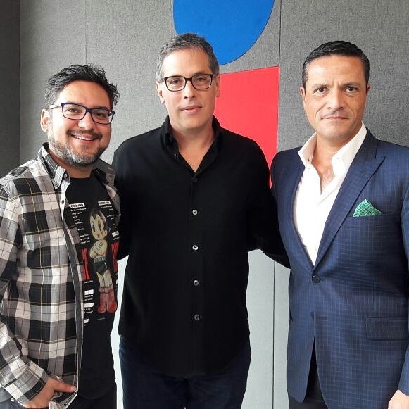 Rodrigo Prieto con los periodistas Sal Franco y Paco Zea.