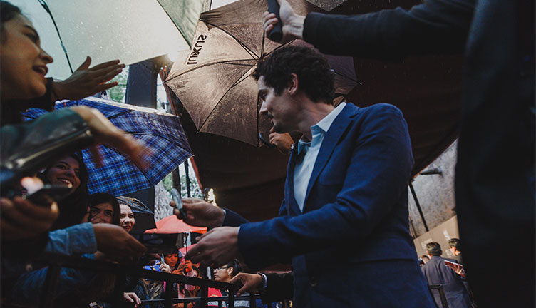 Demian Chazelle en la alfombra roja de Morelia.